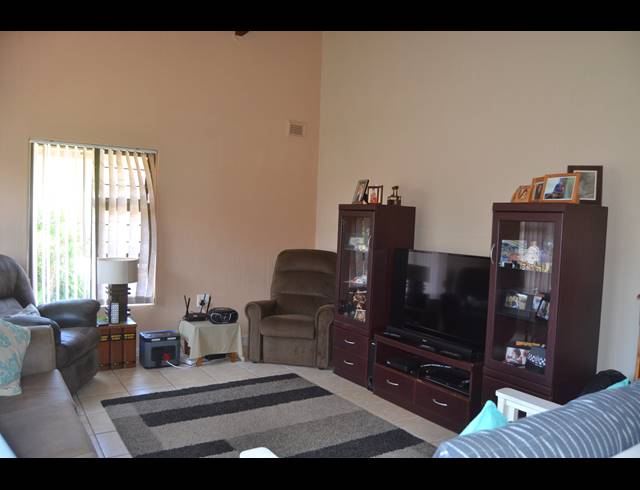 3 BEDROOM TOWNHOUSE FOR SALE IN SCOTTBURGH CENTRAL